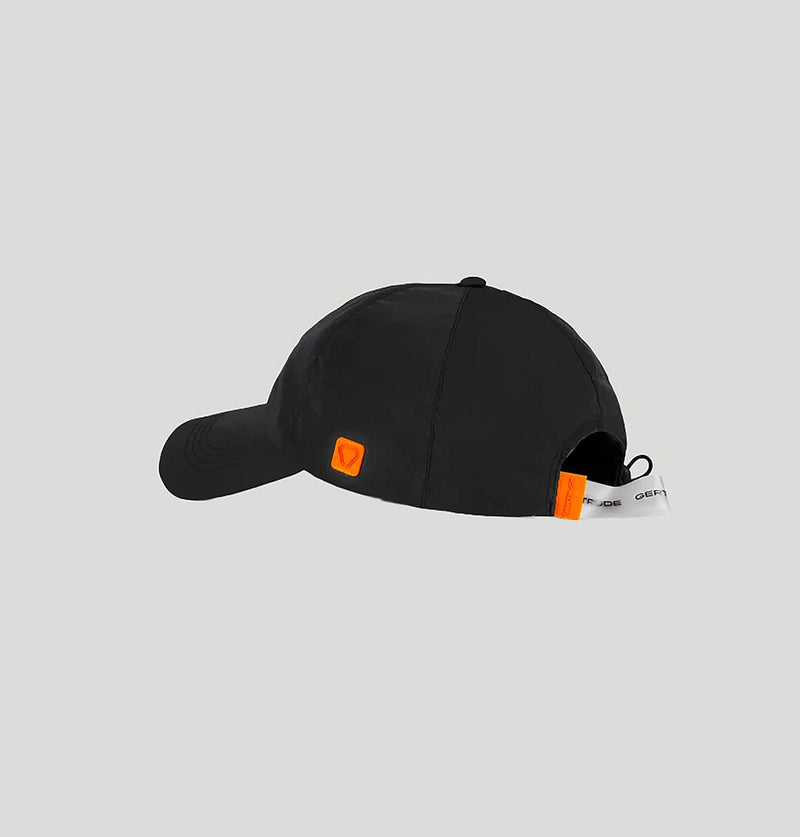 Gertrude Jaron<BR/> E26JARON CAPBLACK gertrude 