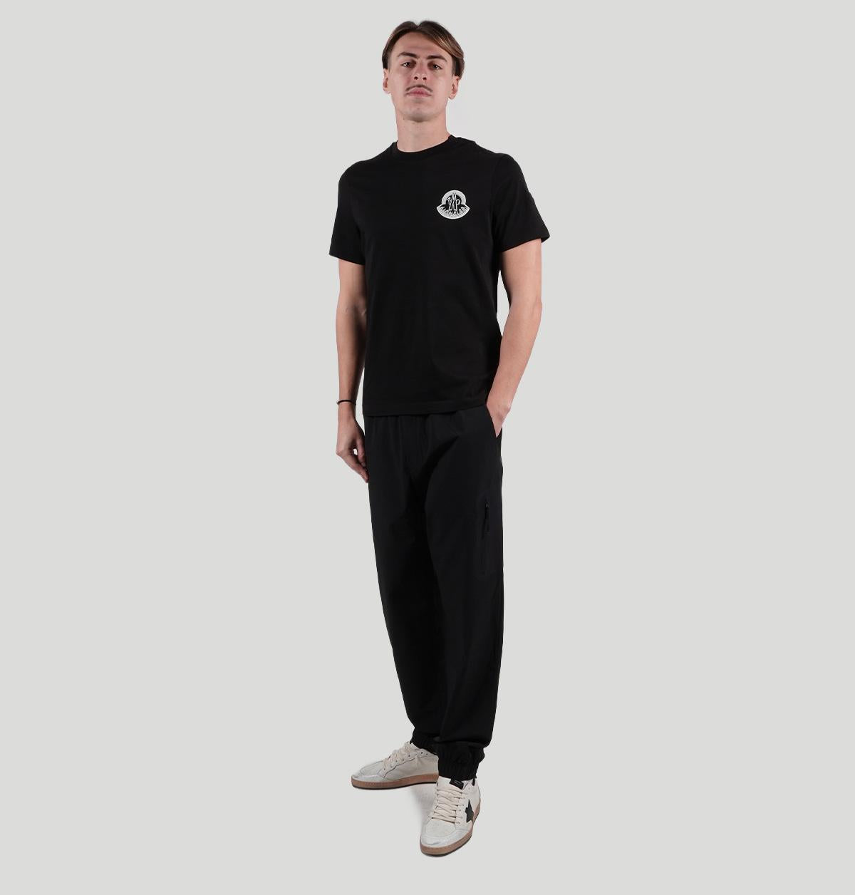 Moncler Understated Logo L10918C00020 89AYW999 Moncler 